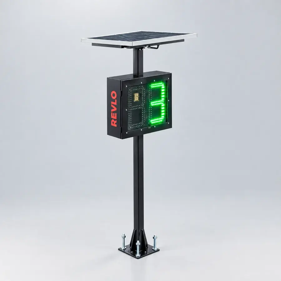 Lombada eletrônica em estúdio de fundo cinza claro, com o display de LED verde aceso e o painel solar no topo