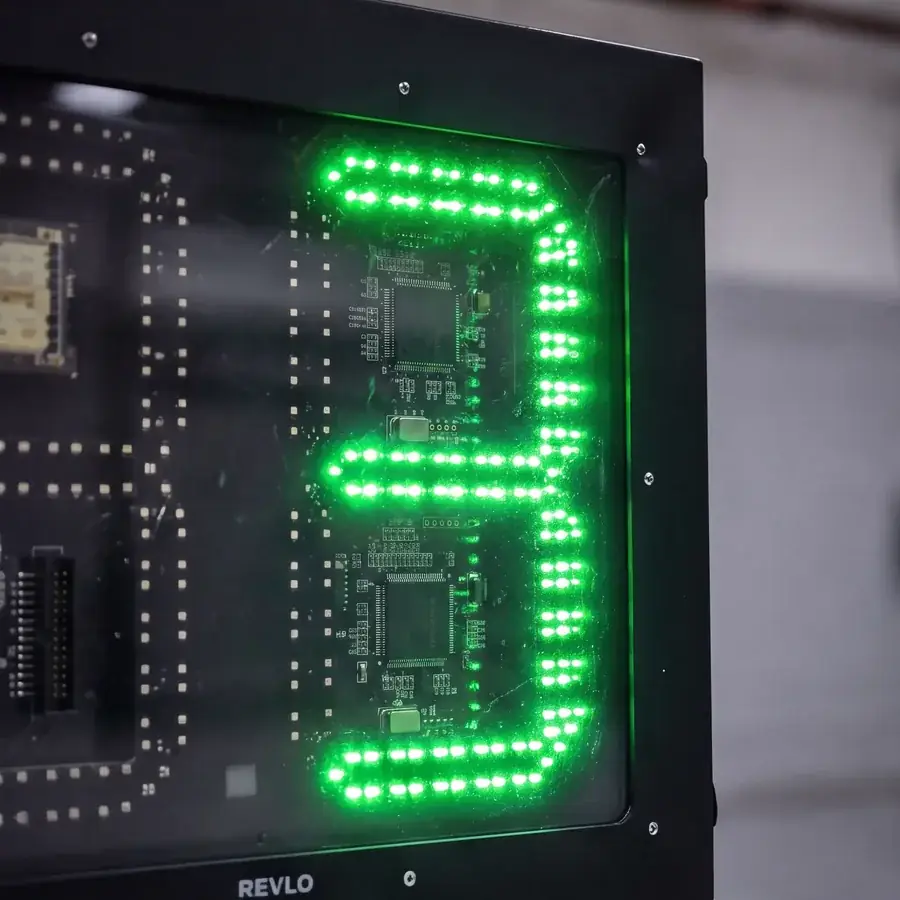 Placa eletrônica da lombada eletrônica vista atrás dos LEDs acesos